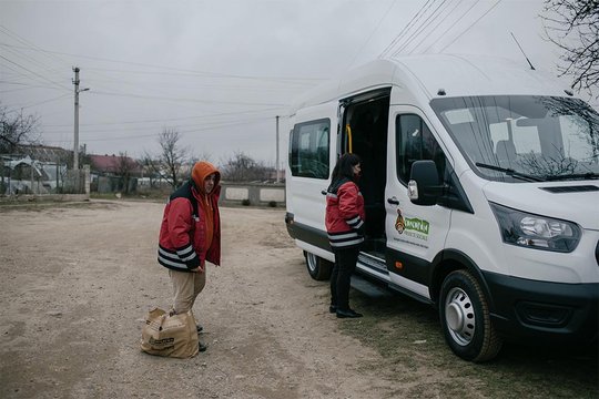 Mitarbeiterinnen steigen aus dem CONCORDIA Bus und liefern Hilfspakete