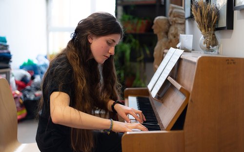 [Translate to Français:] concordia sozialprojekte - ukrainisches mädchen spielt klavier