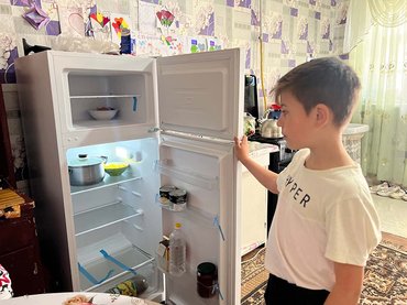 Der Kühlschrank von Miron und Lucia ist meistens leer - Concordia Sozialprojekte