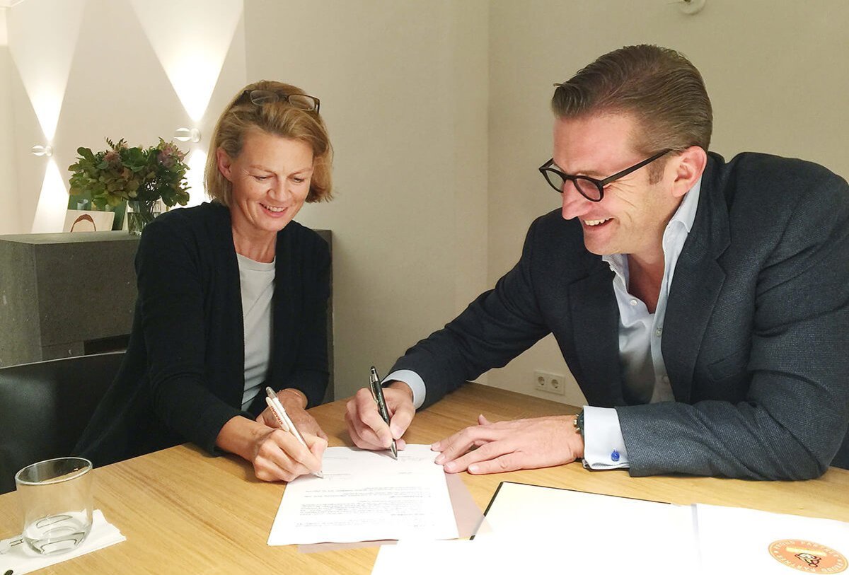 Stephan Zöchling (Geschäftsführer REMUS) und Ulla Konrad (CONCORDIA Sozialprojekte) beim Unterzeichnen der ersten Spendenvereinbarung des Proud Partner Clubs.