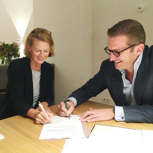 Stephan Zöchling (Geschäftsführer REMUS) und Ulla Konrad (CONCORDIA Sozialprojekte) beim Unterzeichnen der ersten Spendenvereinbarung des Proud Partner Clubs.