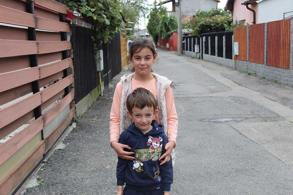 Alina aus Rumänien mit ihrem kleinen Bruder
