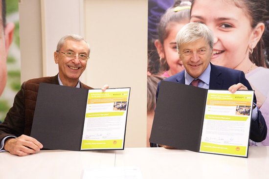 Thomas Birtel und Dr. Johann Strobl beim Unterzeichnen des CONCORDIA Proud Partner Vertrages