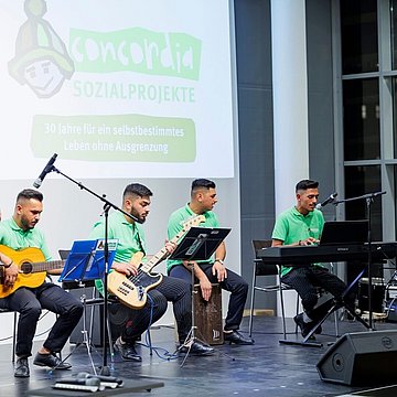 Labi (ganz Rechts) bei einem Auftritt bei Concordia.