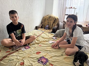 Ina und Vanea spielen ein Kartenspiel