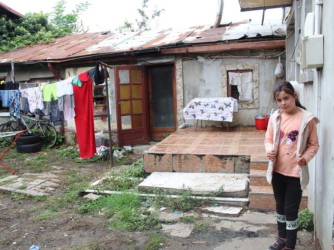 Alina aus Rumänien vor ihrem Haus im Armenviertel
