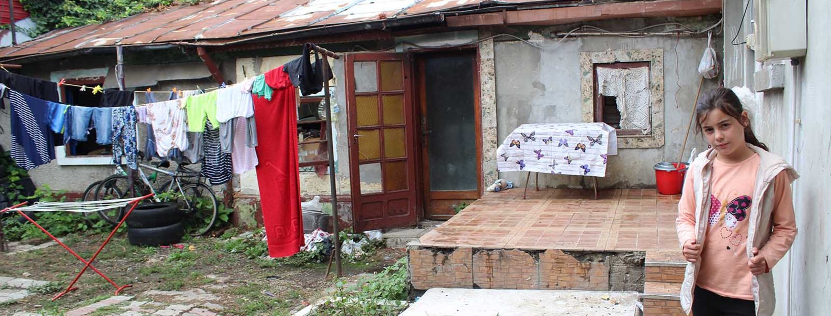 Alina aus Rumänien vor ihrem Haus im Armenviertel