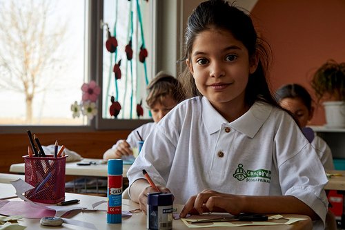 [Translate to English:] Concordia Sozialprojekte - Mädchen in der Schule im Edu-Campus in Rumänien