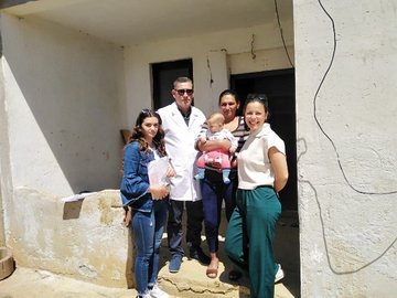 Arzt mit der Familie von Erisa