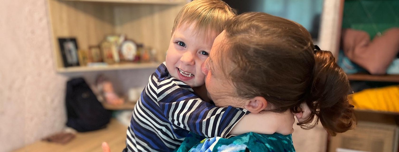 Aurel mit seiner Oma
