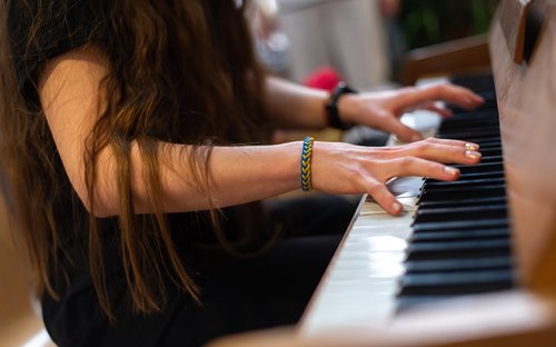 [Translate to Français:] concordia sozialprojekte - ukrainisches mädchen spielt klavier