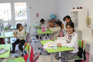 Des enfants en train d'étudier à la Casa Austria - Concordia Projets Sociaux