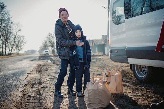 Ionel und seine Mutter erhalten das CONCORDIA Lebensmittelpaket