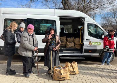 Distribution de paquets d'aide d'urgence aux Ukrainiens réfugiés en Moldavie.