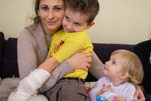 [Translate to Français:] Concordia Sozialprojekte - Alexandra mit ihren Kindern