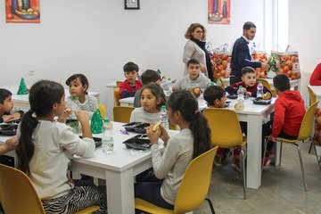 Enfants mangeant à la Casa Austria - Concordia Projets Sociaux