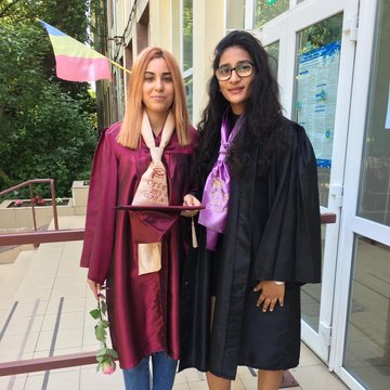 Mira de Roumanie lors de sa cérémonie de remise de diplôme.