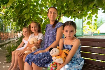 Mother with children from Odessa who have been accommodated in Tudora at CONCORDIA.