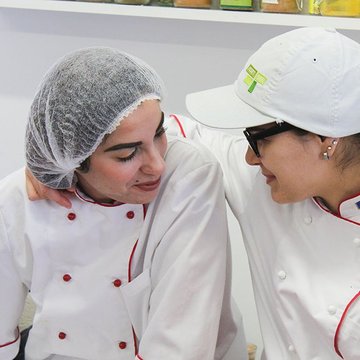 Mira en tant que cuisinière à l'Edu-Campus de Concordia.