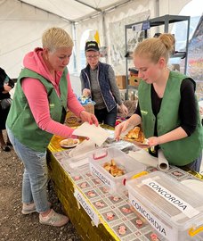 Concordia Sozialprojekte - Essenausgabe an der Grenze in Moldau