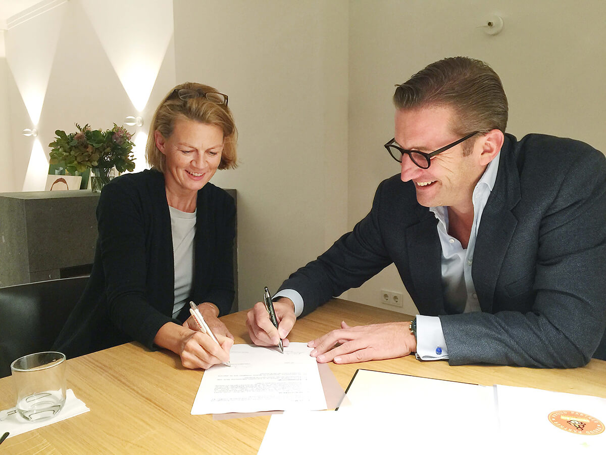 Stephan Zöchling (directeur général de REMUS) et Ulla Konrad (Concordia Projets Sociaux) lors de la signature du premier accord de don du Proud Partner Club.