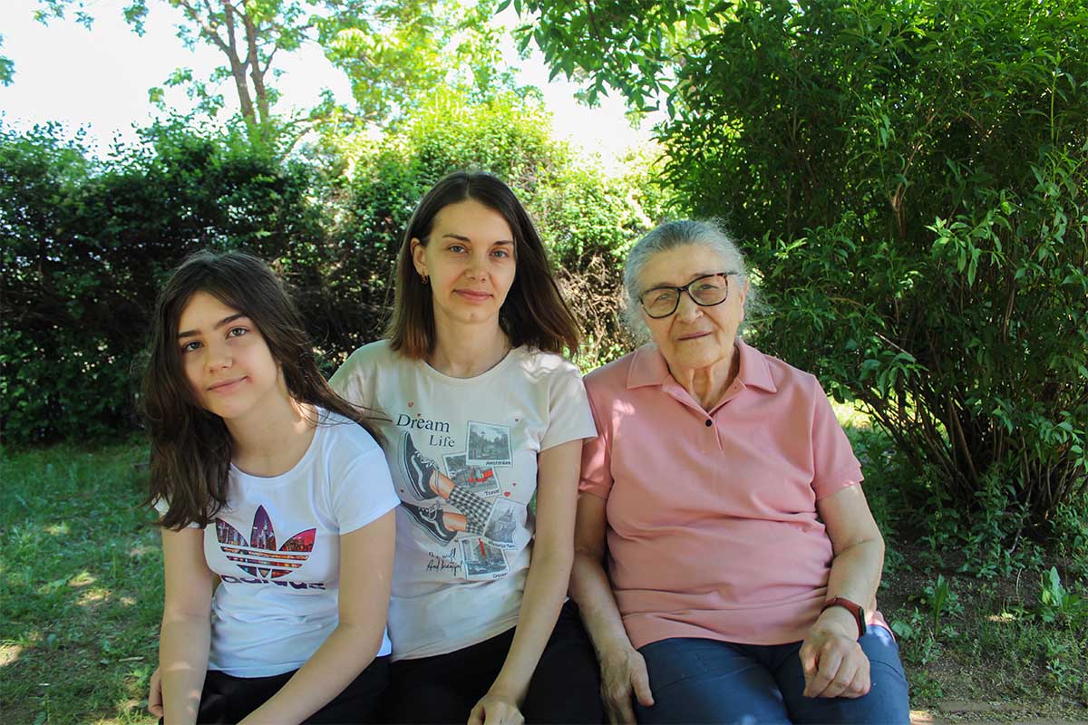 [Translate to Français:] concordia sozialprojetke - Ella mit ihre Tochter und Mutter, ukrainische Geflüchtete