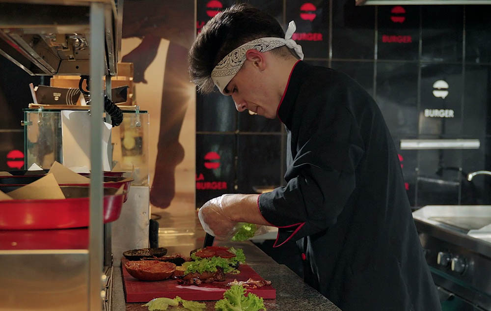 Dan aus Moldau bei seiner Arbeit als Sous-Chef