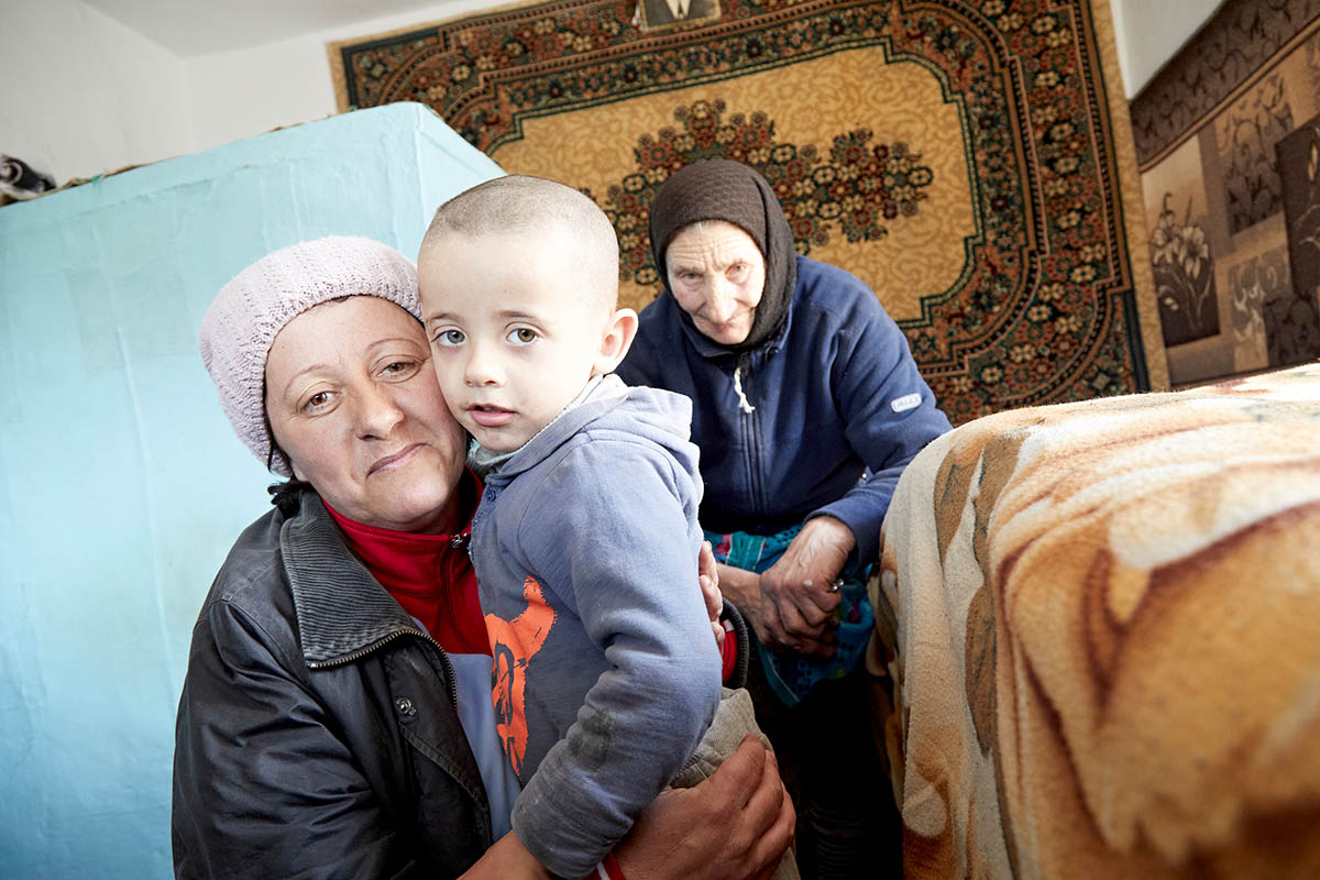 Dima de Moldavie avec sa mère et sa grand-mère - Concordia Projets Sociaux